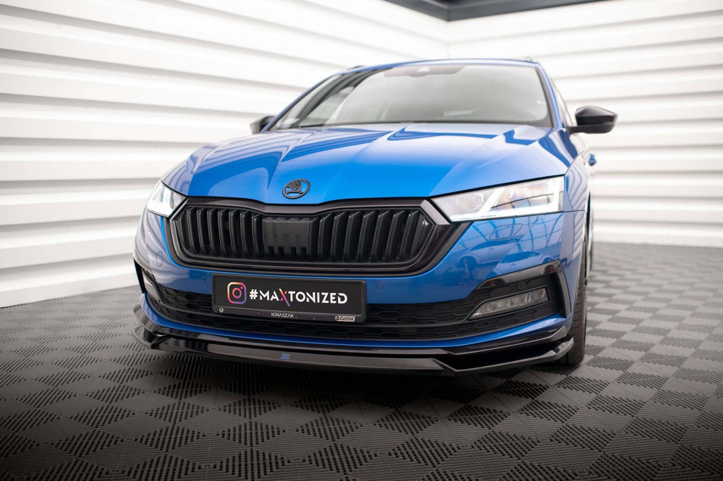 Spoiler Maxton Design versiunea 2 pentru bara fata a Skoda Octavia Sportline (dupa 2019), lac negru