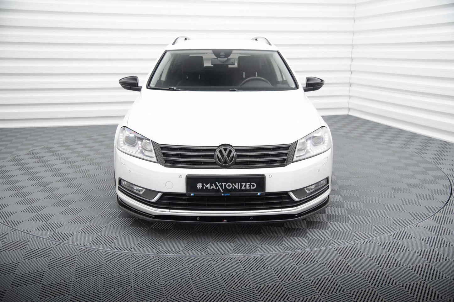 Spoiler Maxton Design versiunea 2 pentru bara fata a Volkswagen Passat B7 sedan, station wagon (2010-2014), lac negru
