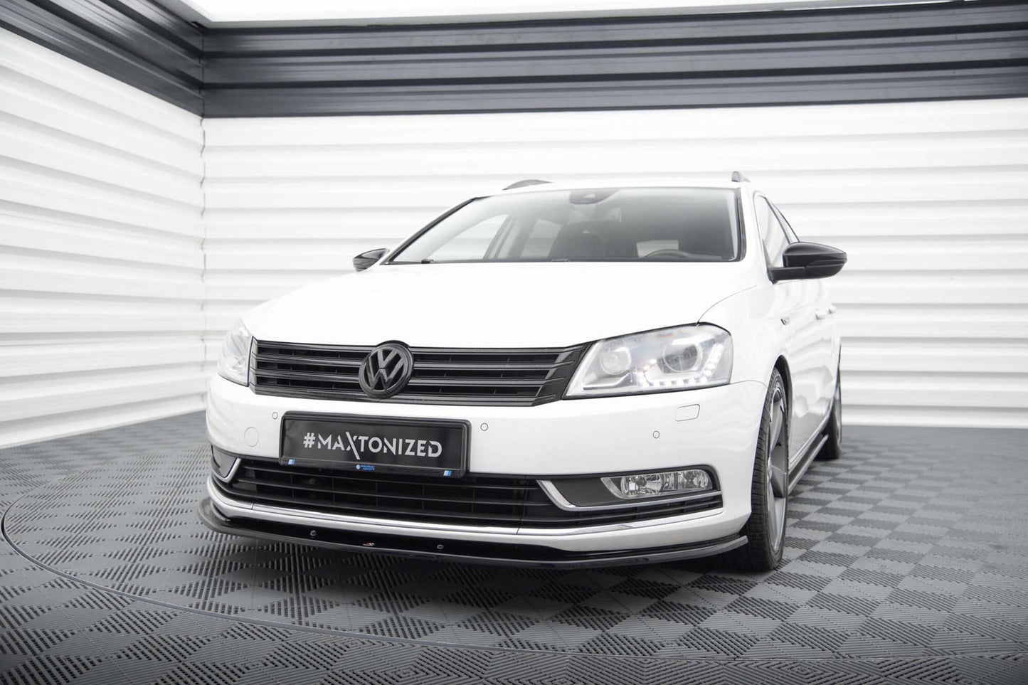 Spoiler Maxton Design versiunea 2 pentru bara fata a Volkswagen Passat B7 sedan, station wagon (2010-2014), lac negru