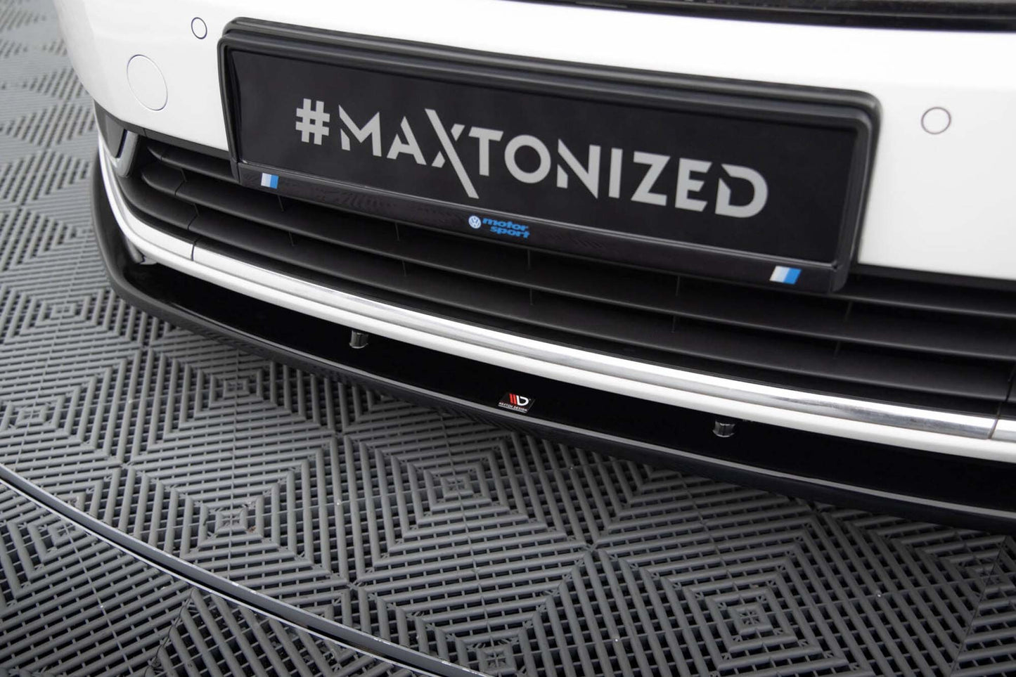 Spoiler Maxton Design versiunea 2 pentru bara fata a Volkswagen Passat B7 sedan, station wagon (2010-2014), lac negru
