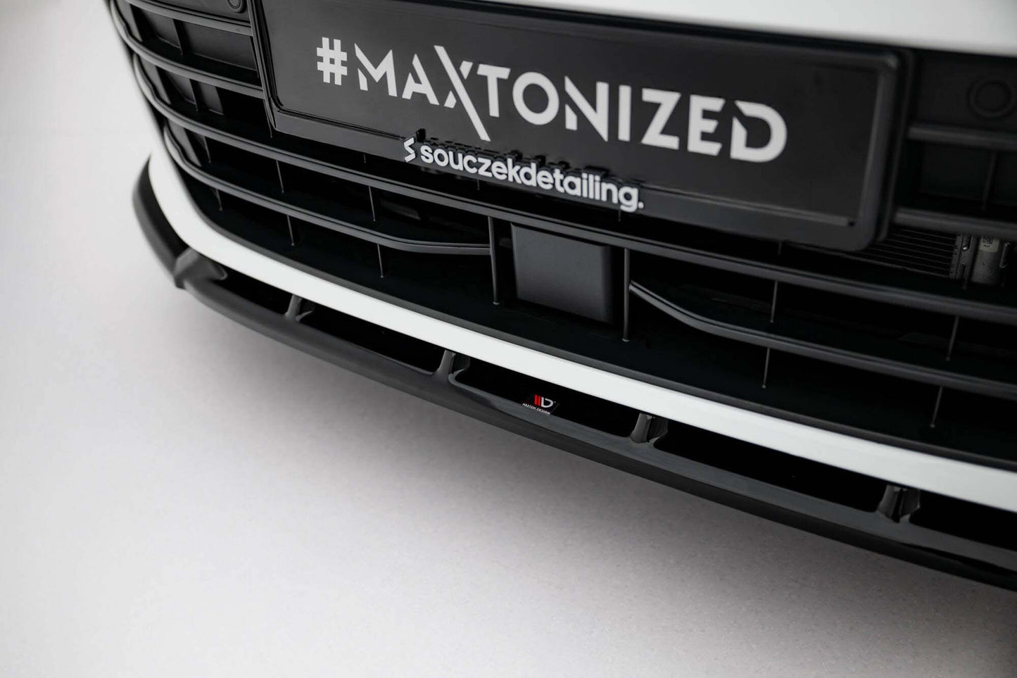 Spoiler Maxton Design versiunea 2 pentru bara fata a VW Passat B9 (dupa 2024), lac negru