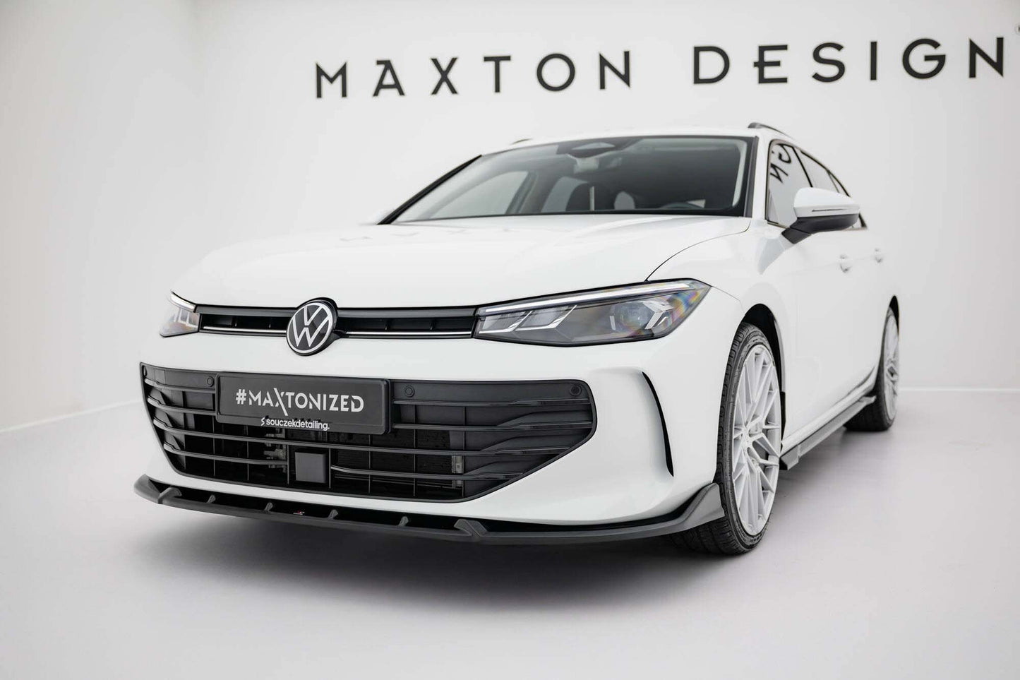 Spoiler Maxton Design versiunea 2 pentru bara fata a VW Passat B9 (dupa 2024), lac negru