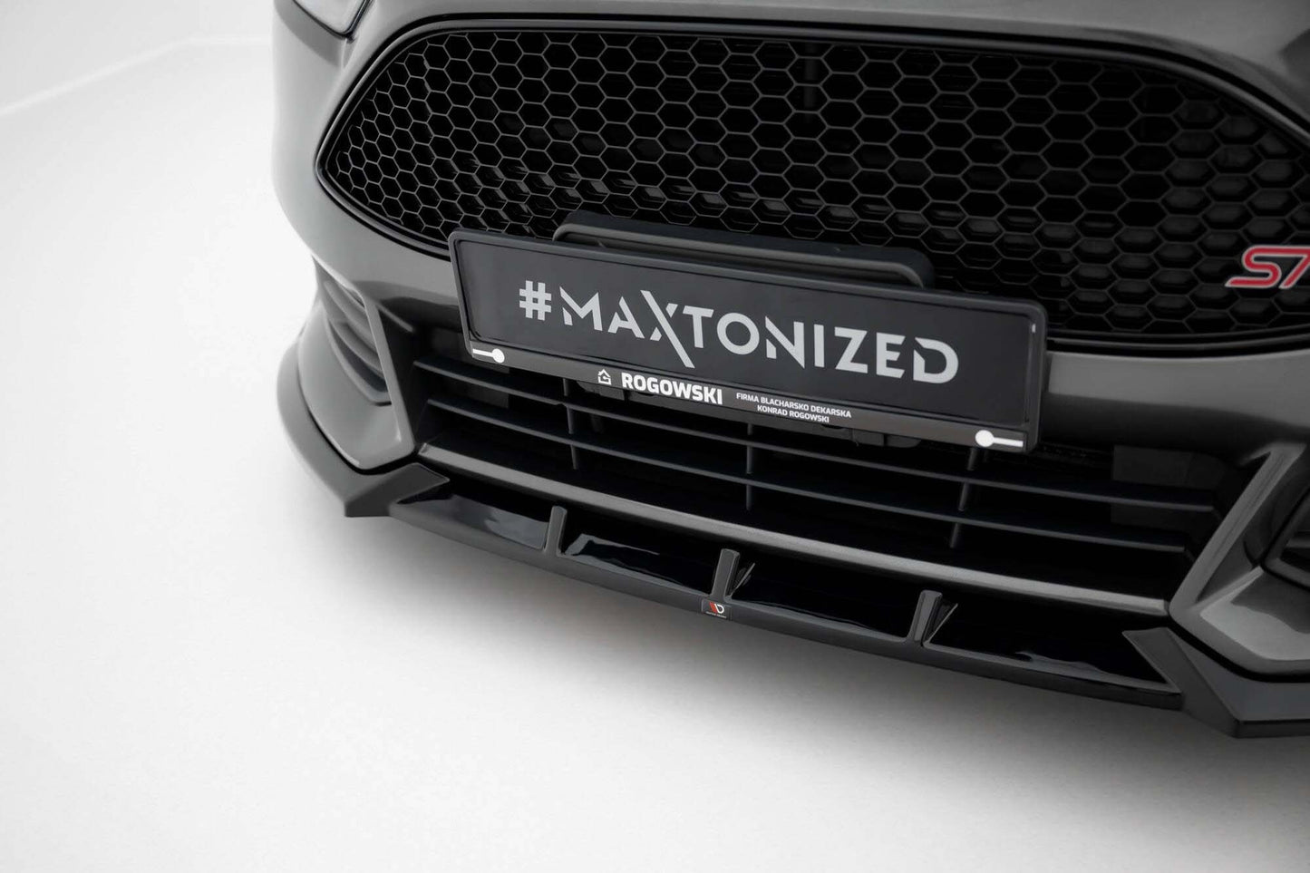 Splitter Maxton Design versiunea 6 pentru bara fata ST a Ford Focus (2015-2018), negru lucios