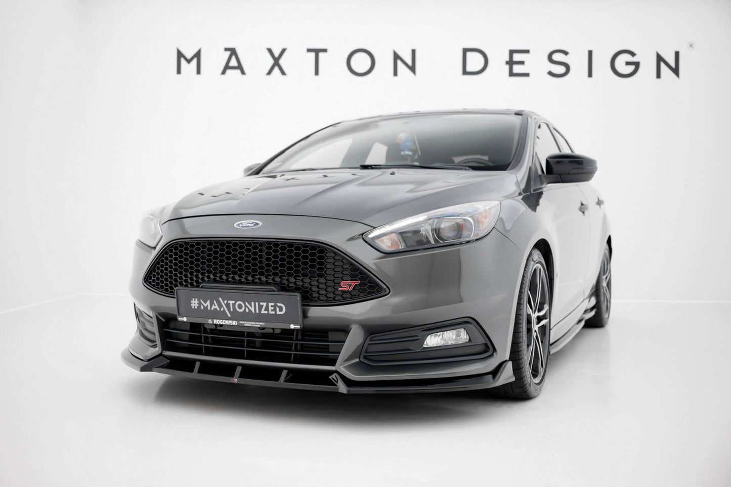 Splitter Maxton Design versiunea 6 pentru bara fata ST a Ford Focus (2015-2018), negru lucios