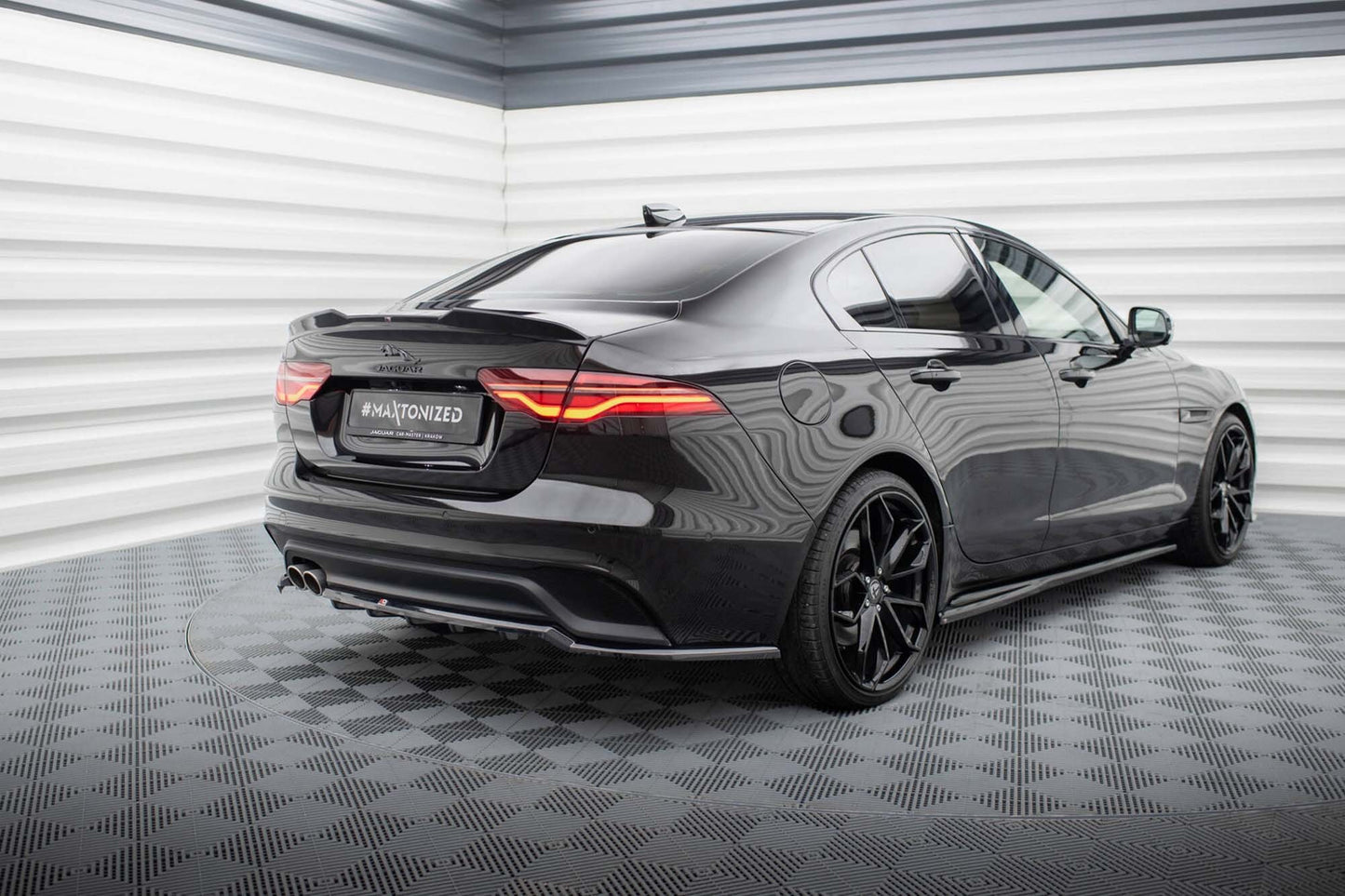 Maxton Design spoiler portbagaj pentru Jaguar XE X760 (dupa 2019), lac negru