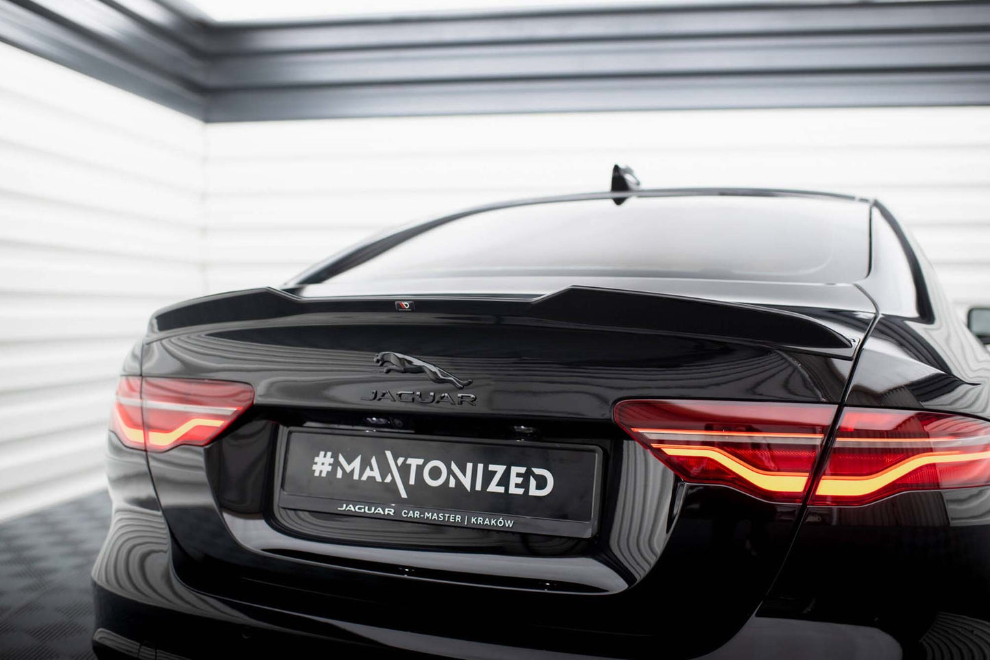 Maxton Design spoiler portbagaj pentru Jaguar XE X760 (dupa 2019), lac negru