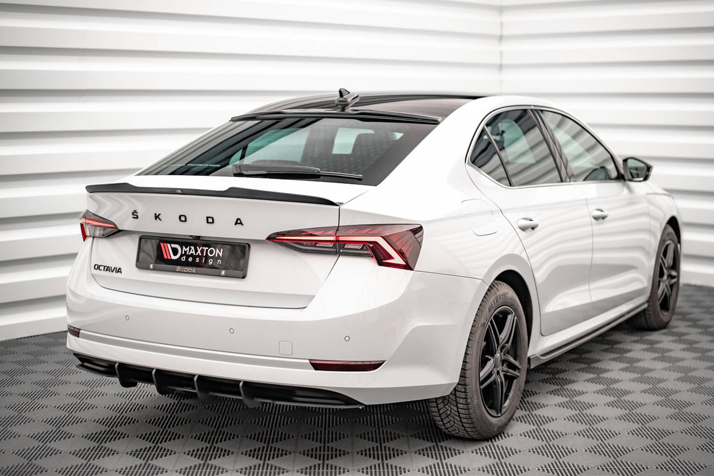 Spoiler portbagaj Maxton Design pentru Skoda Octavia hatchback (după 2019), negru lucios