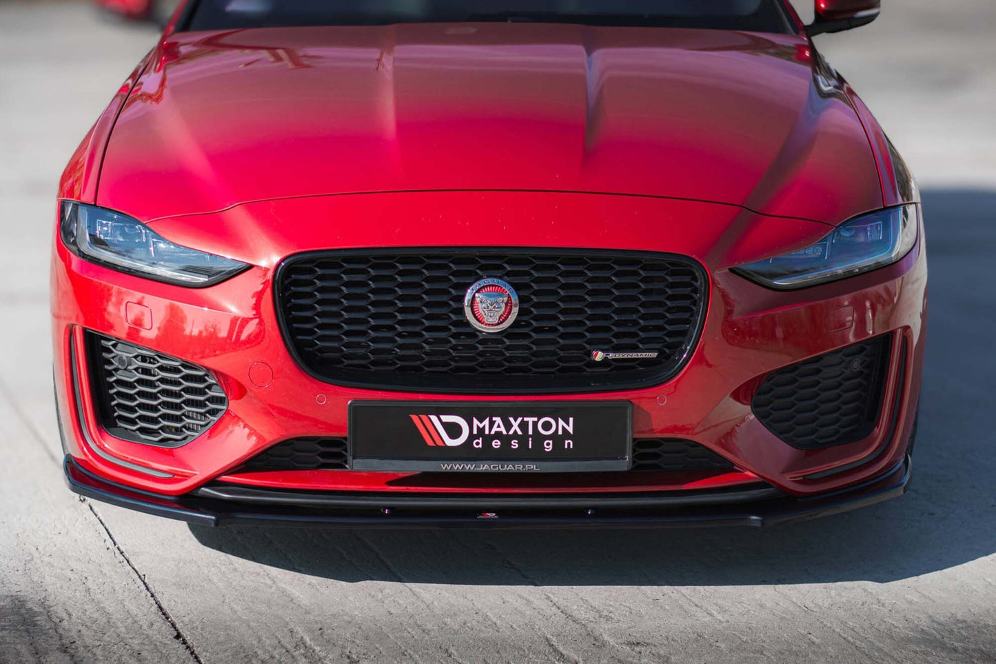 Maxton Design spoiler bara fata pentru Jaguar XE R-Dynamic X760 (dupa 2019), lac negru