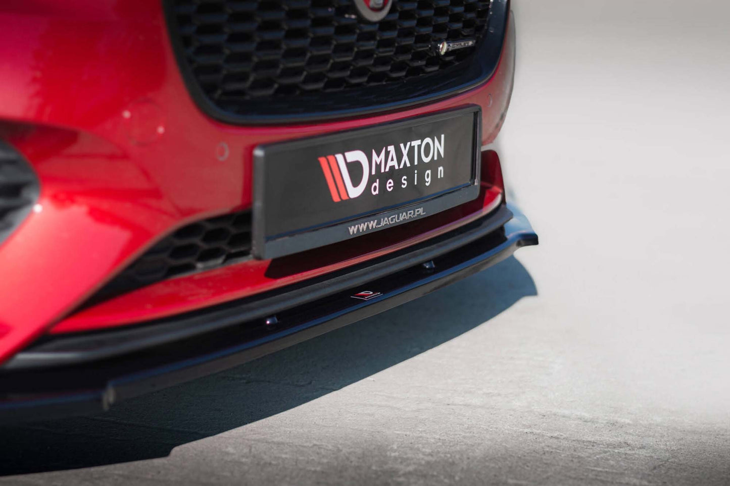 Maxton Design spoiler bara fata pentru Jaguar XE R-Dynamic X760 (dupa 2019), lac negru