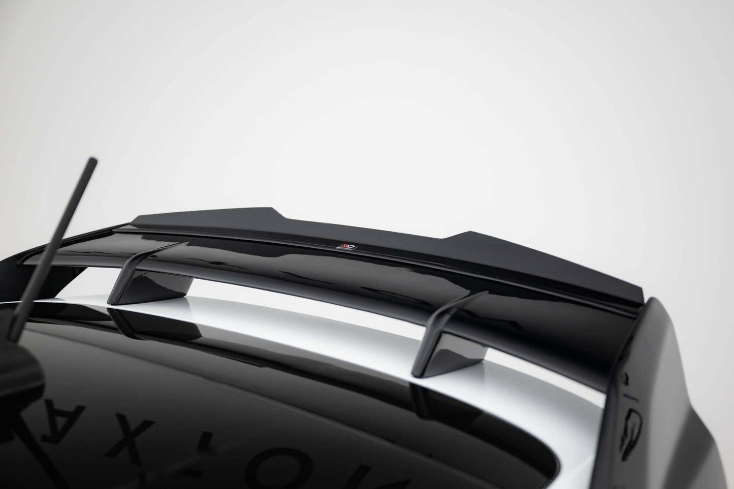 Maxton Design spoiler plafon pentru Ford Fiesta Standard / ST / ST-Line (2017‑2024), negru lacuit