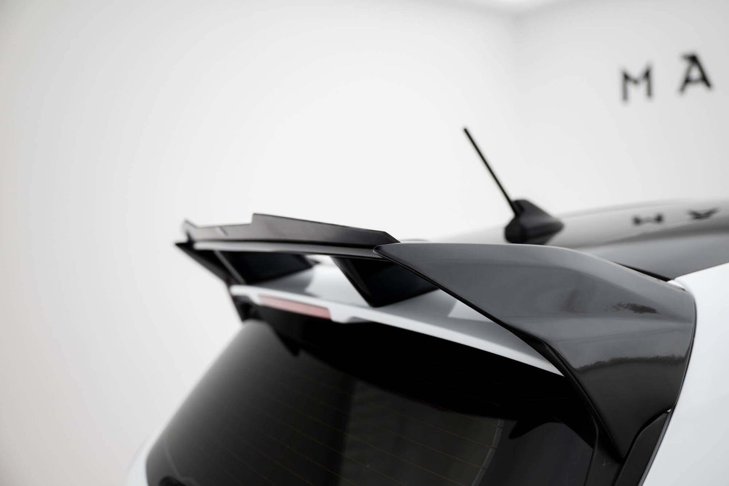 Maxton Design spoiler plafon pentru Ford Fiesta Standard / ST / ST-Line (2017‑2024), negru lacuit