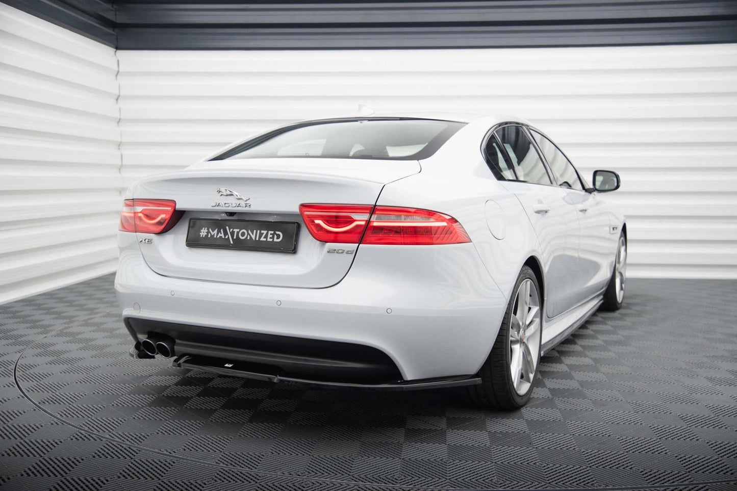 Eleron spate Maxton Design pentru Jaguar XE R-Sport X760 (dupa 2015), negru lacuit
