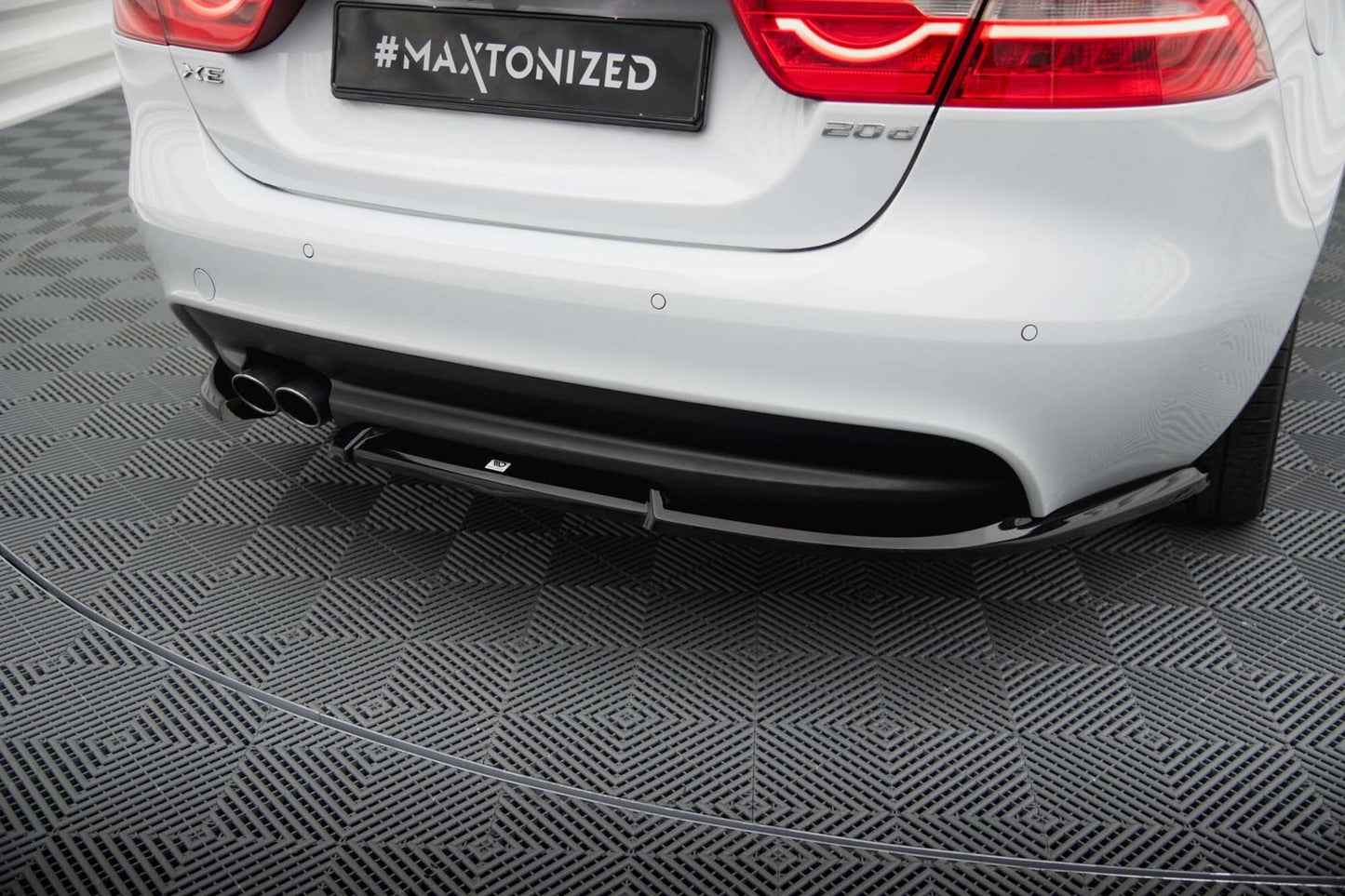 Eleron spate Maxton Design pentru Jaguar XE R-Sport X760 (dupa 2015), negru lacuit