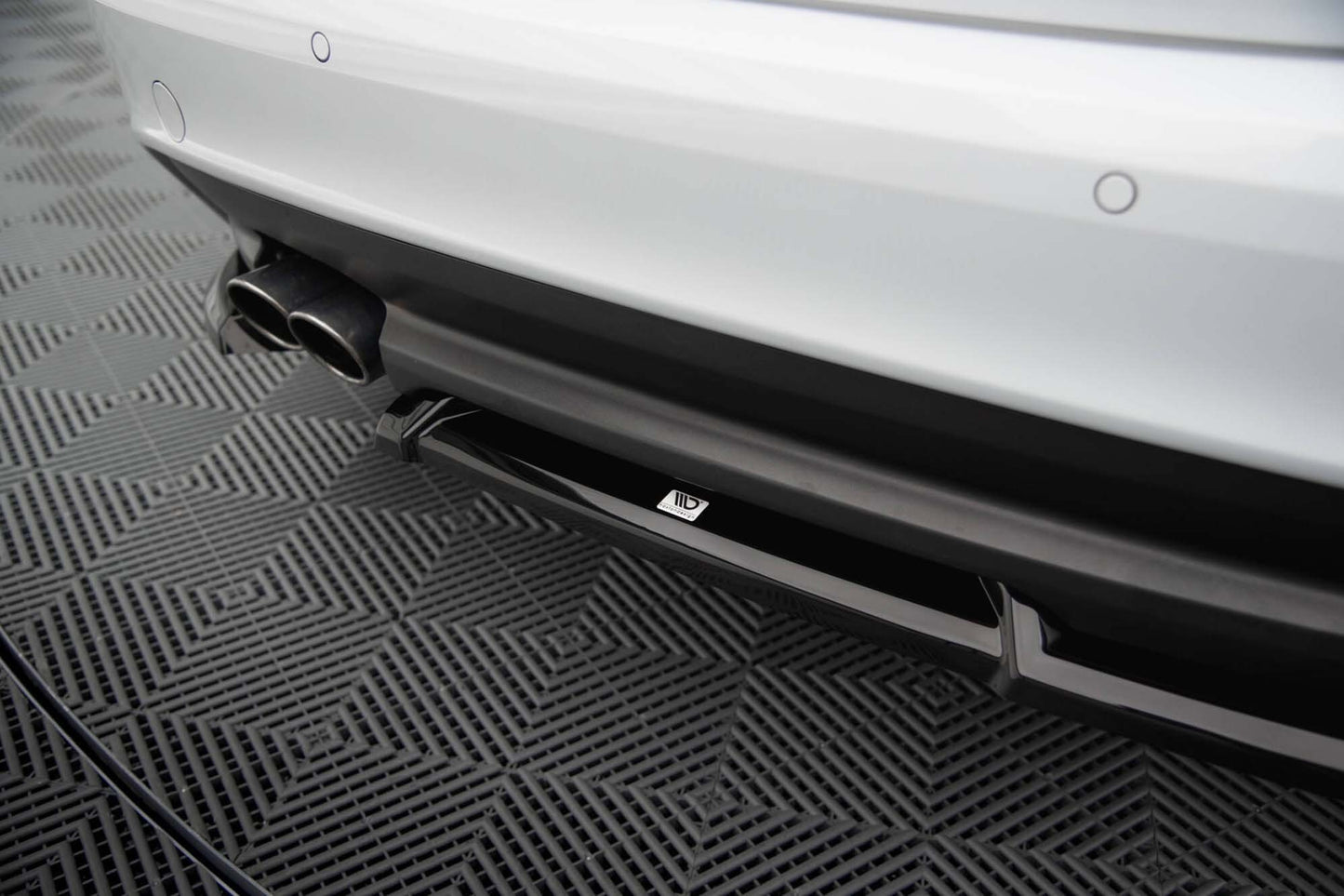 Eleron spate Maxton Design pentru Jaguar XE R-Sport X760 (dupa 2015), negru lacuit