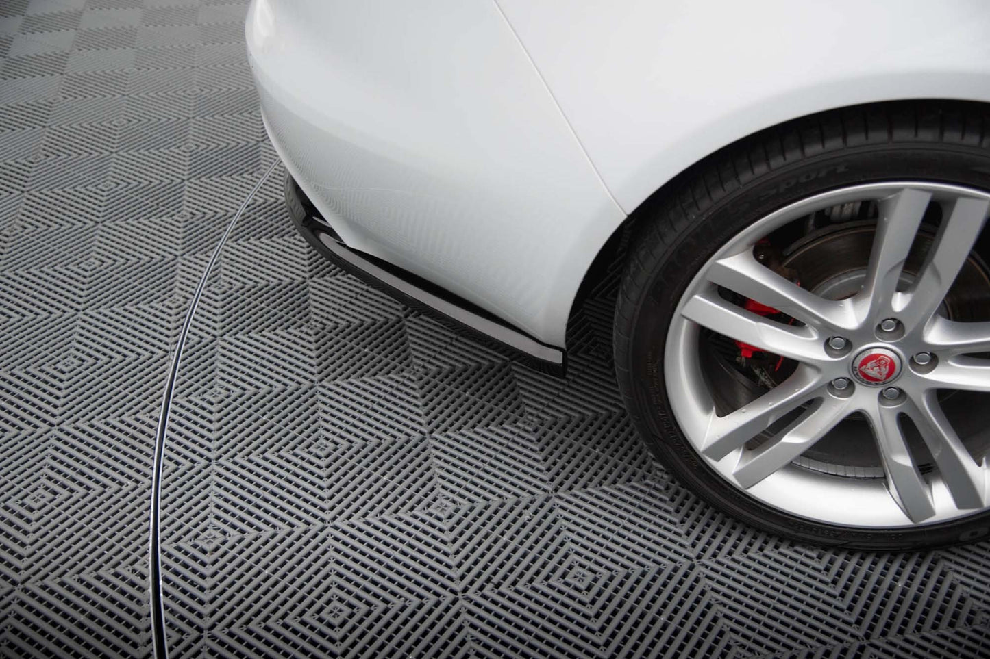 Eleron spate Maxton Design pentru Jaguar XE R-Sport X760 (dupa 2015), negru lacuit