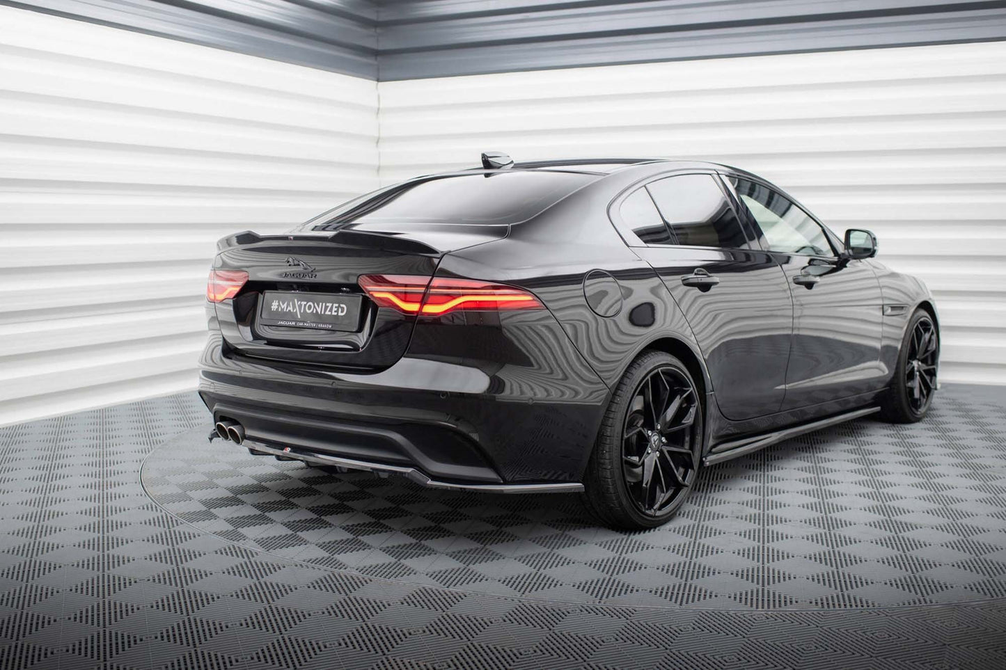 Eleron spate Maxton Design pentru Jaguar XE X760 (dupa 2019), negru lacuit