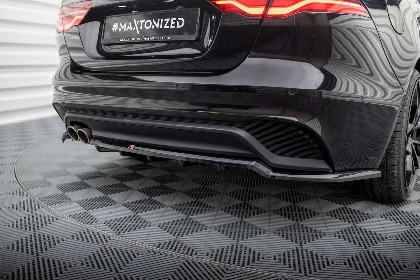 Eleron spate Maxton Design pentru Jaguar XE X760 (dupa 2019), negru lacuit