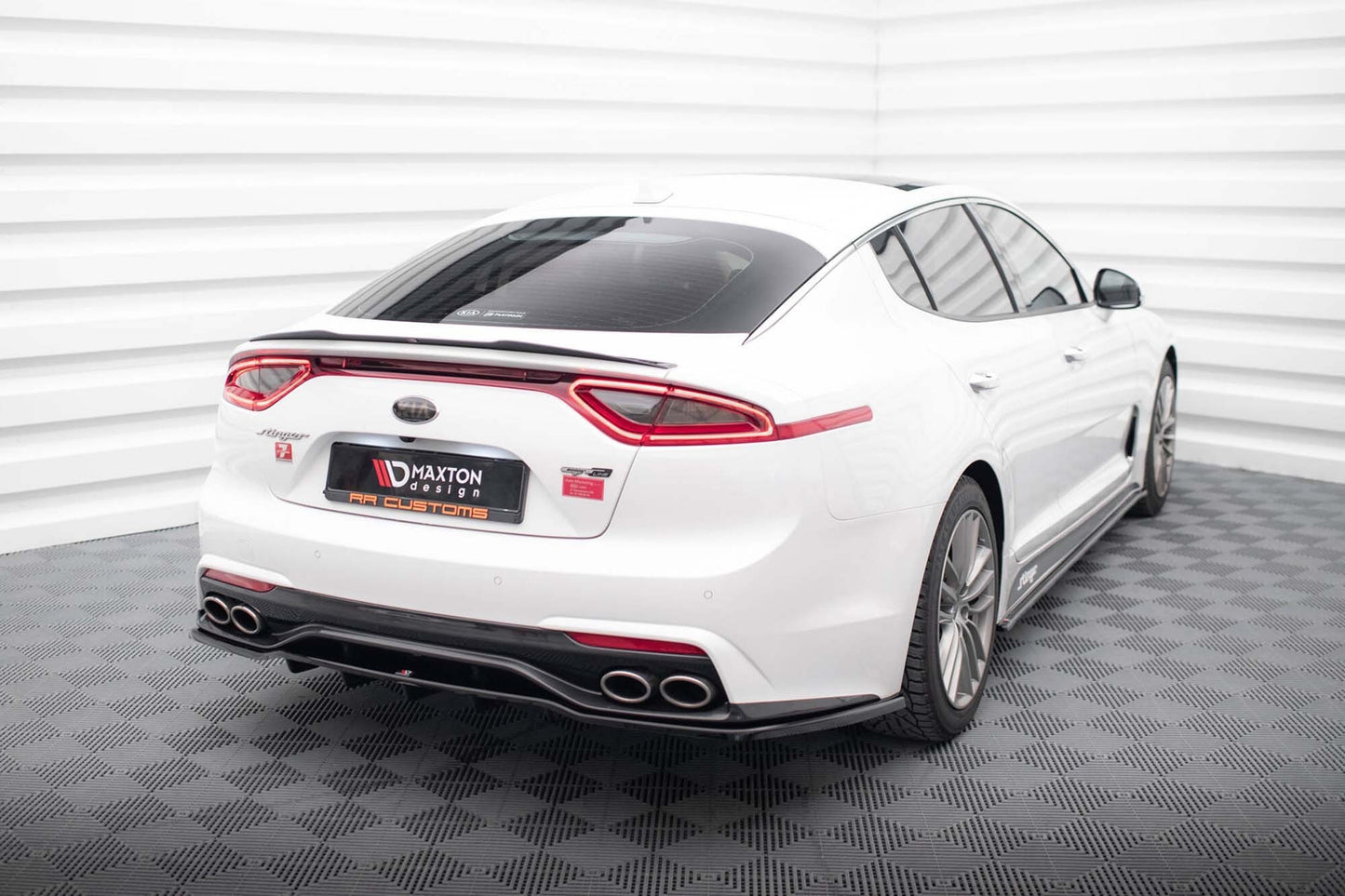 Maxton Design spoiler bara spate pentru Kia Stinger (2017-2023), lac negru