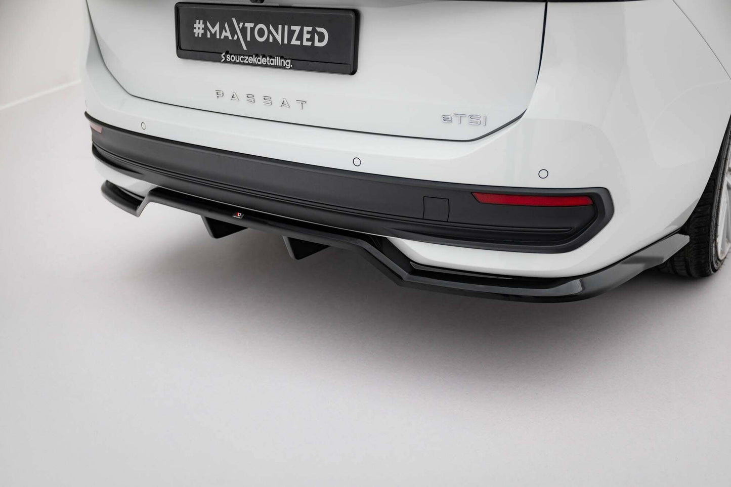 Spoiler Maxton Design pentru bara spate a VW Passat B9 (dupa 2024), lac negru