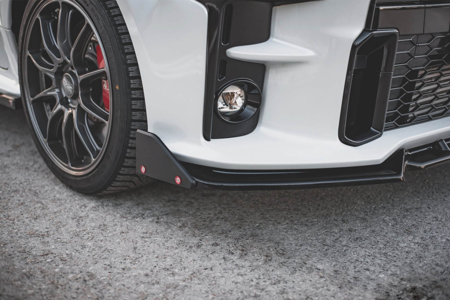 Spoiler cu aripioare Maxton Design versiunea 2 pentru bara fata GR a Toyota Yaris (dupa 2020), culoare carbon