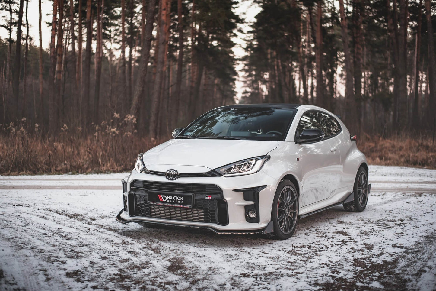 Spoiler cu aripioare Maxton Design versiunea 3 pentru bara fata GR a Toyota Yaris (dupa 2020), negru mat