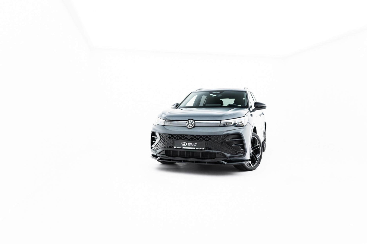 Spoiler Maxton Design versiunea 2 pentru bara fata R‑Line a VW Tiguan dupa 2024, negru lacuit