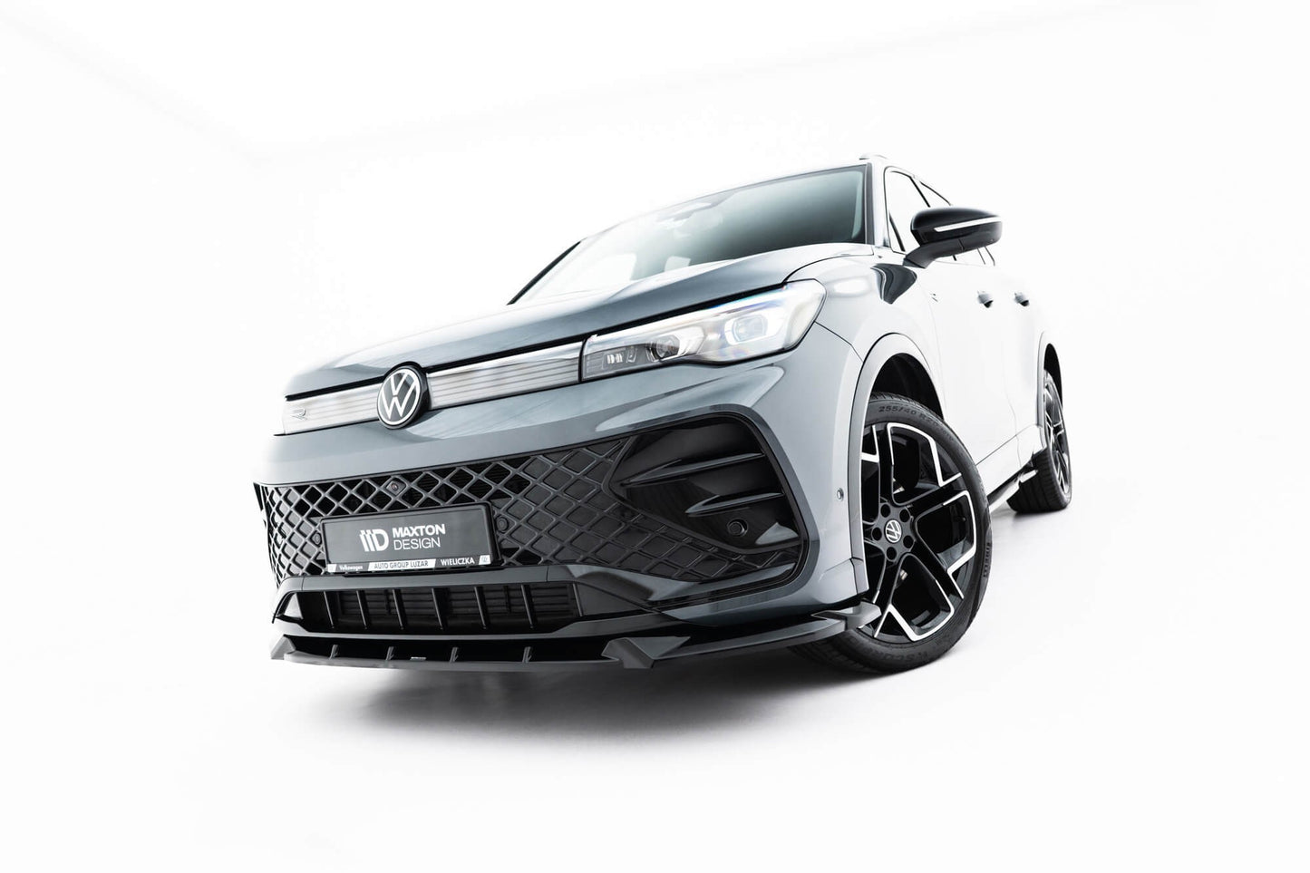 Spoiler Maxton Design versiunea 1 pentru bara fata R Line a Volkswagen Tiguan MK3 dupa 2024, negru lacuit