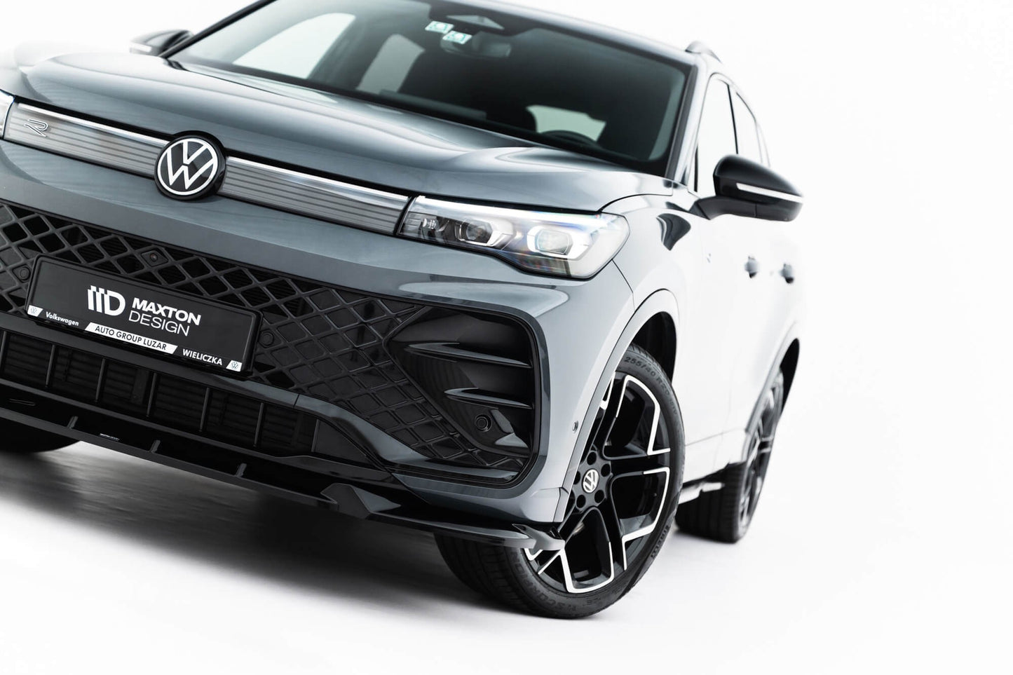 Spoiler Maxton Design versiunea 1 pentru bara fata R Line a Volkswagen Tiguan MK3 dupa 2024, negru lacuit