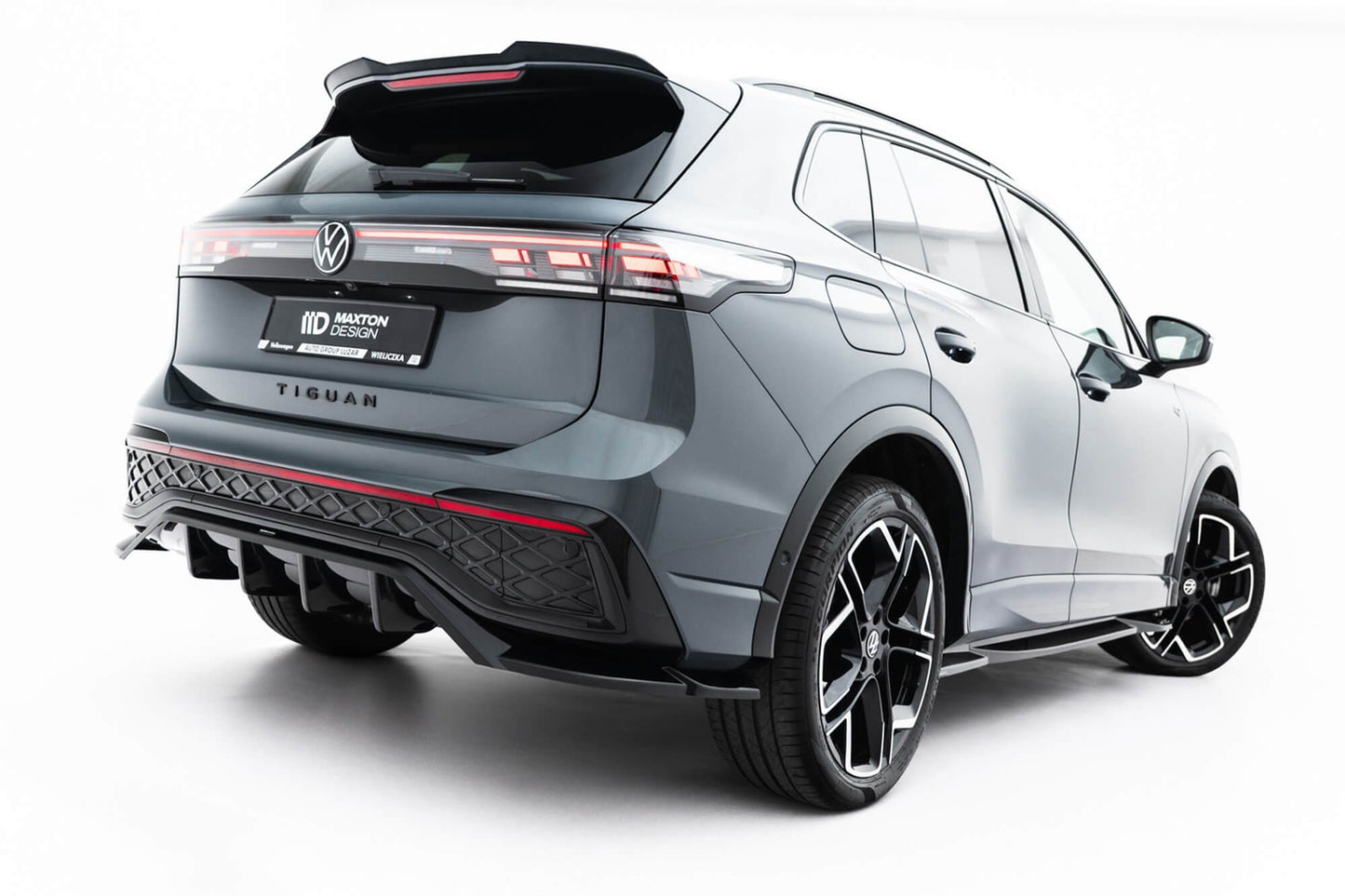 Spoiler Maxton Design pentru bara spate R Line a Volkswagen Tiguan dupa 2024, negru lacuit, spoilerul este compatibil si cu modelul cu bara de remorcare