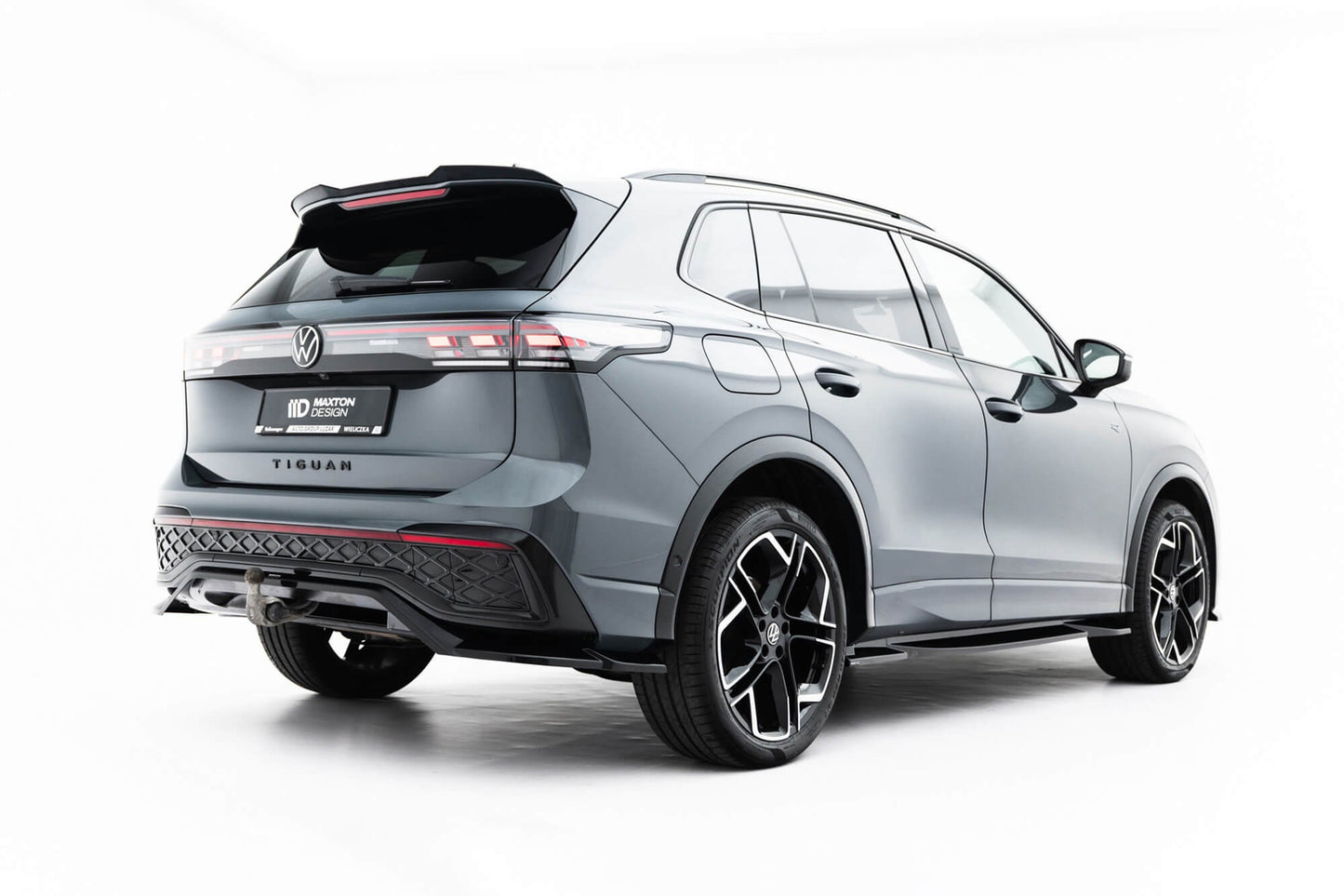 Spoiler Maxton Design pentru bara spate R Line a Volkswagen Tiguan dupa 2024, negru lacuit, spoilerul este compatibil si cu modelul cu bara de remorcare