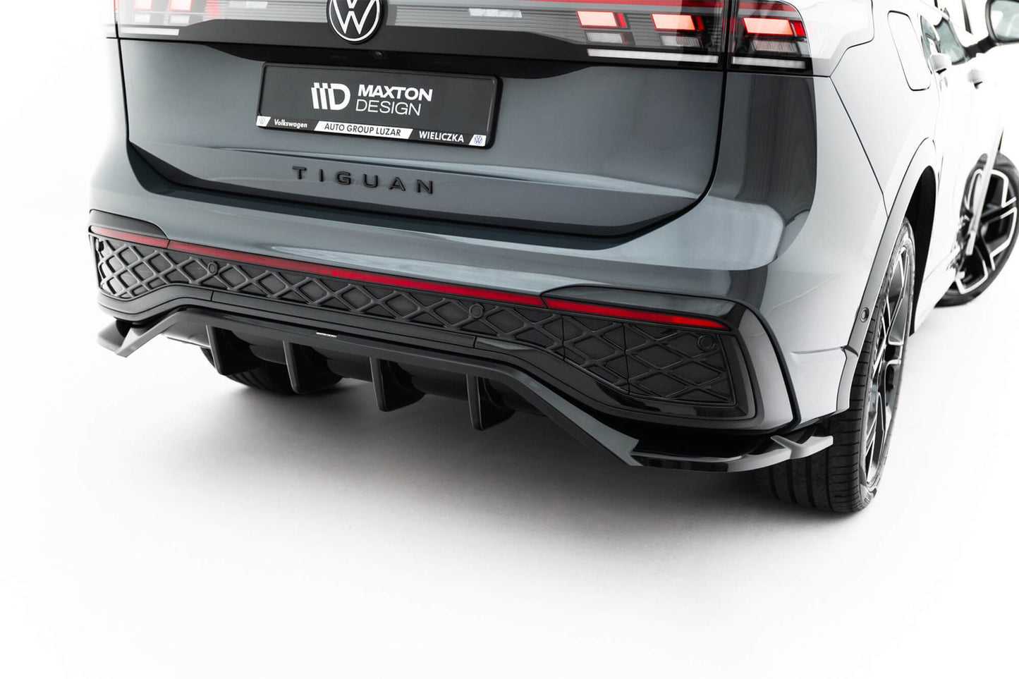 Spoiler Maxton Design pentru bara spate R Line a Volkswagen Tiguan dupa 2024, negru lacuit, spoilerul este compatibil si cu modelul cu bara de remorcare