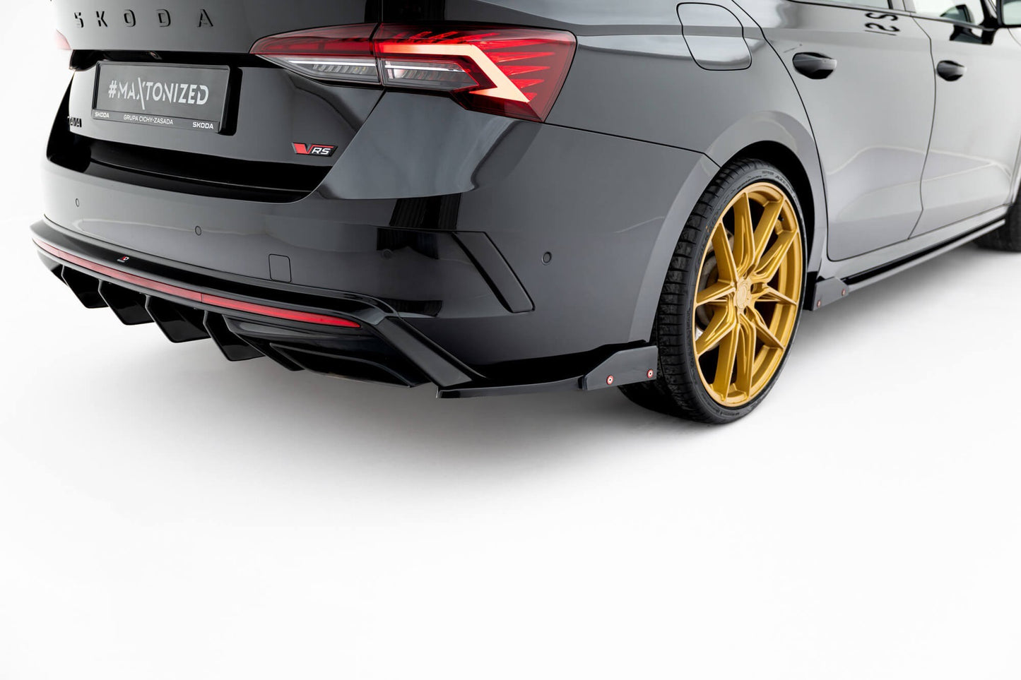 Insertii laterale + elemente aerodinamice suplimentare Maxton Design versiunea 4 pentru bara spate a Skoda Octavia RS (dupa 2020), lac negru