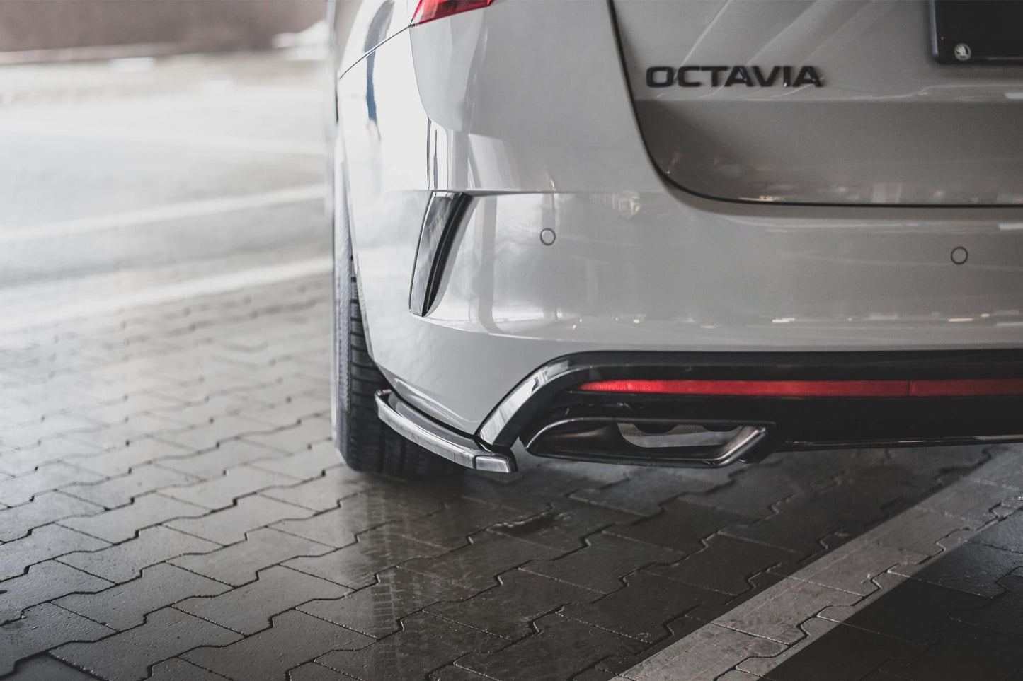 Extensii laterale Maxton Design versiunea 1 pentru bara spate RS a Skoda Octavia (dupa 2020), culoare carbon