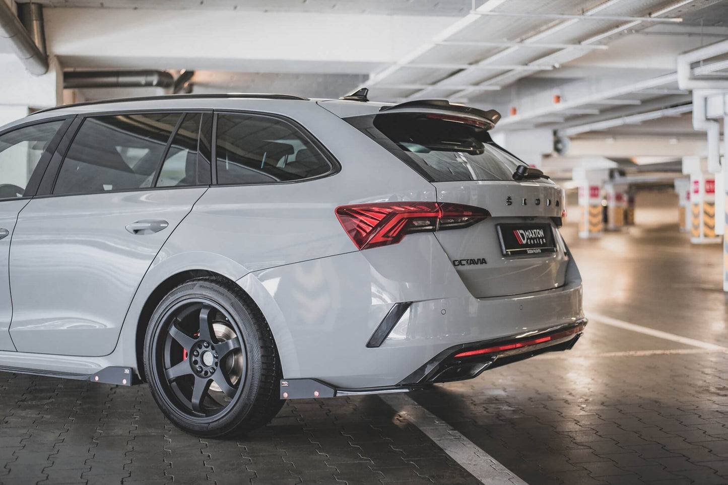 Extensii laterale Maxton Design versiunea 2 pentru bara spate RS a Skoda Octavia (dupa 2020), culoare carbon