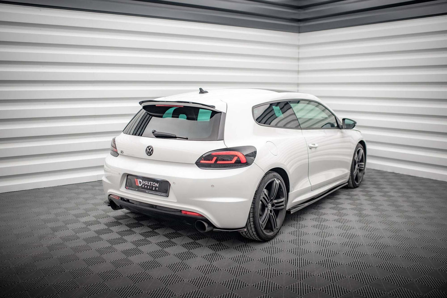 Extensii laterale Maxton Design versiunea 2 pentru bara spate a Volkswagen Scirocco R (2008-2014), lac negru