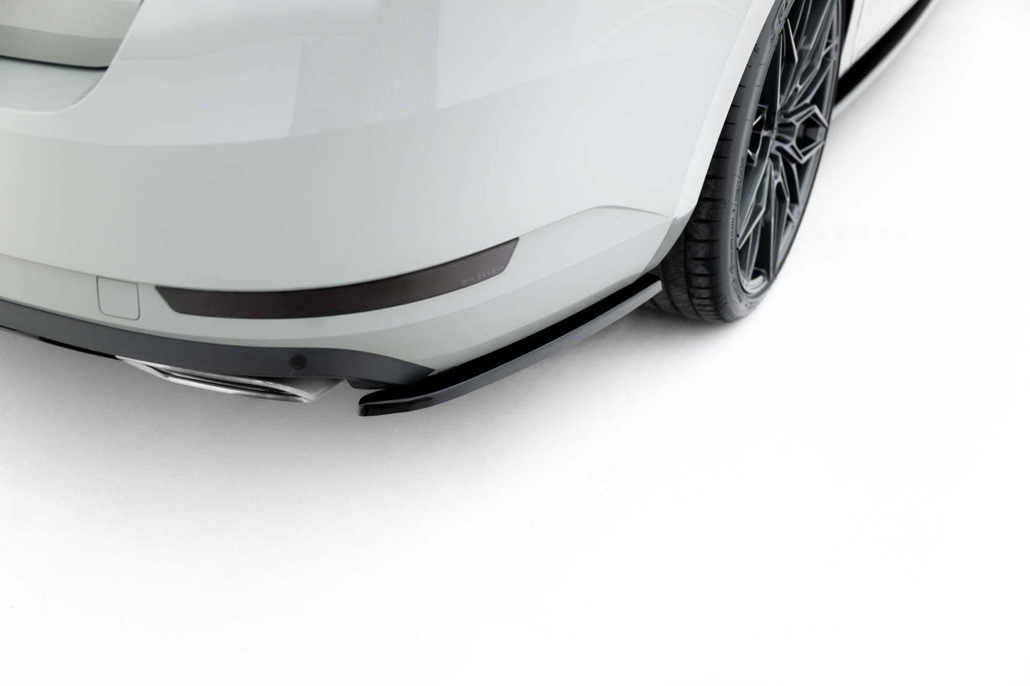 Maxton Design Versiunea 2 Extensii laterale pentru bara spate Skoda Superb Liftback, Combi (2015-2019), negru lucios