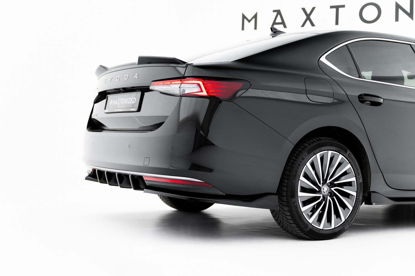 Extensii laterale Maxton Design versiunea 2 pentru bara spate Skoda Superb (după 2024), negru lucios