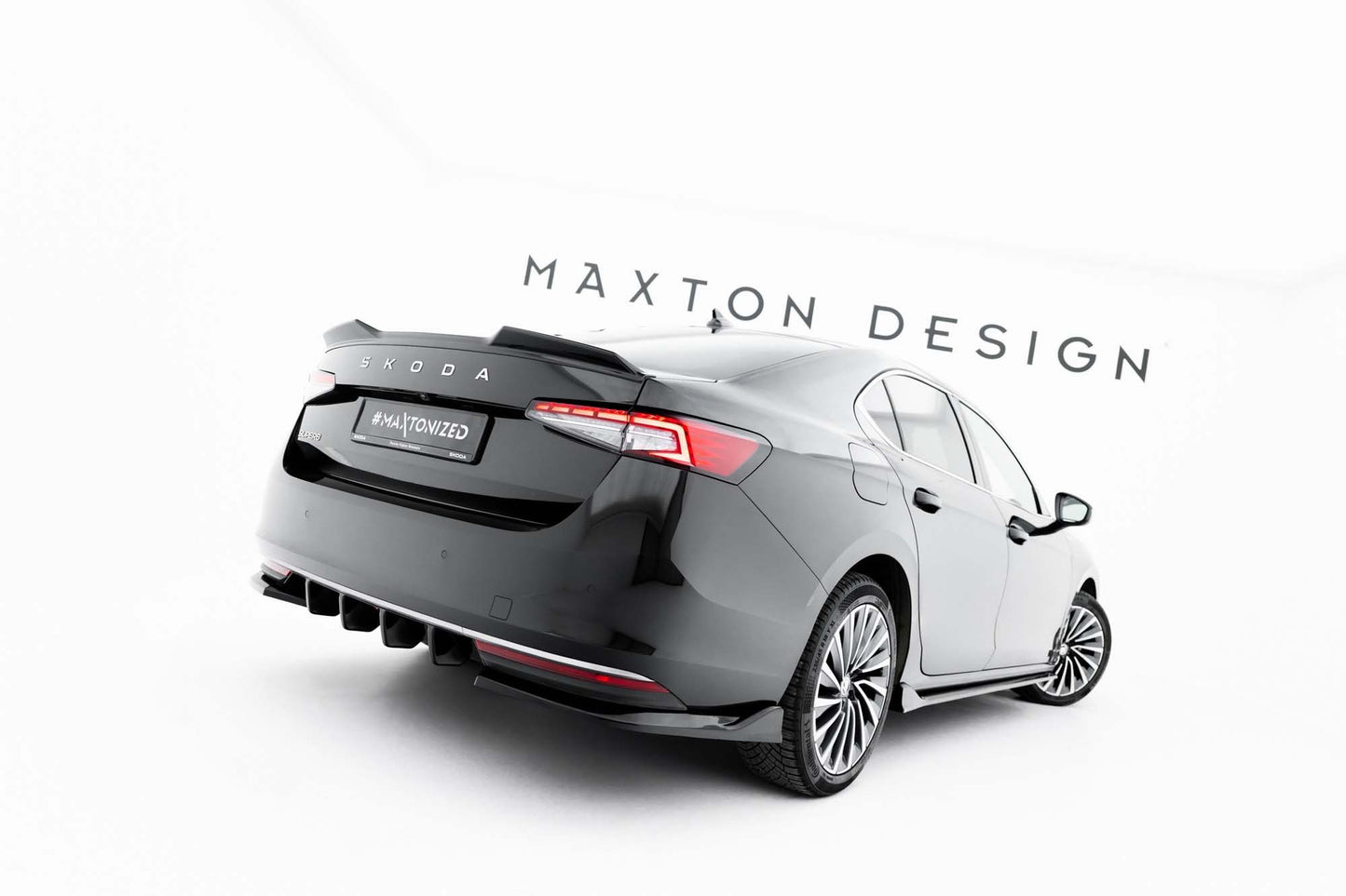 Extensii laterale Maxton Design versiunea 2 pentru bara spate Skoda Superb (după 2024), negru lucios