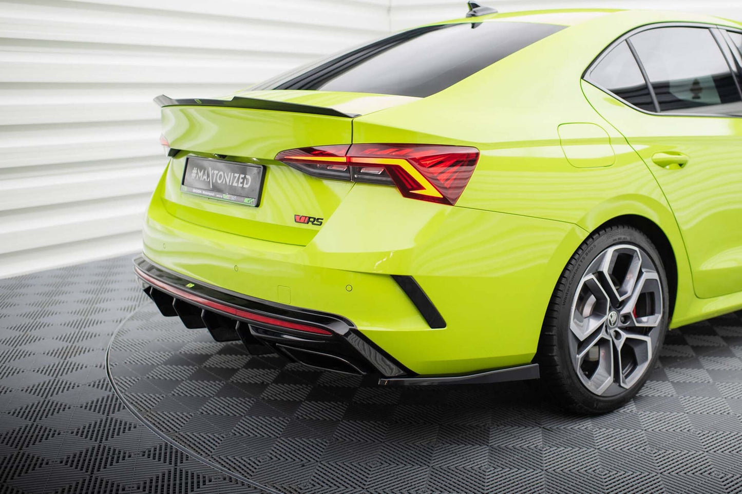 Extensii laterale Maxton Design versiunea 4 pentru bara spate a Skoda Octavia RS (dupa 2020), lac negru