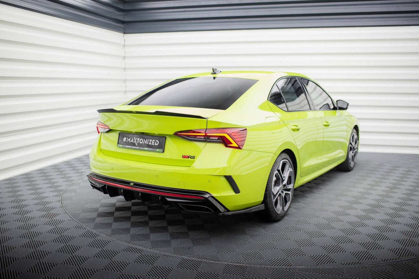 Extensii laterale Maxton Design versiunea 4 pentru bara spate a Skoda Octavia RS (dupa 2020), lac negru