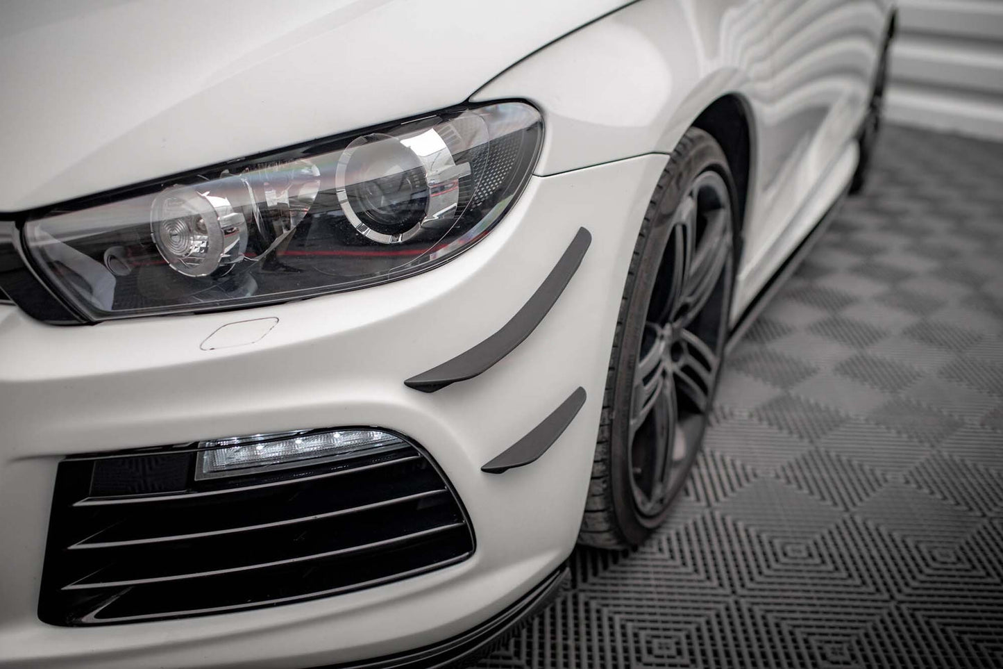 Praguri laterale Maxton Design pentru bara față a Volkswagen Scirocco R 2008-2014, negru mat