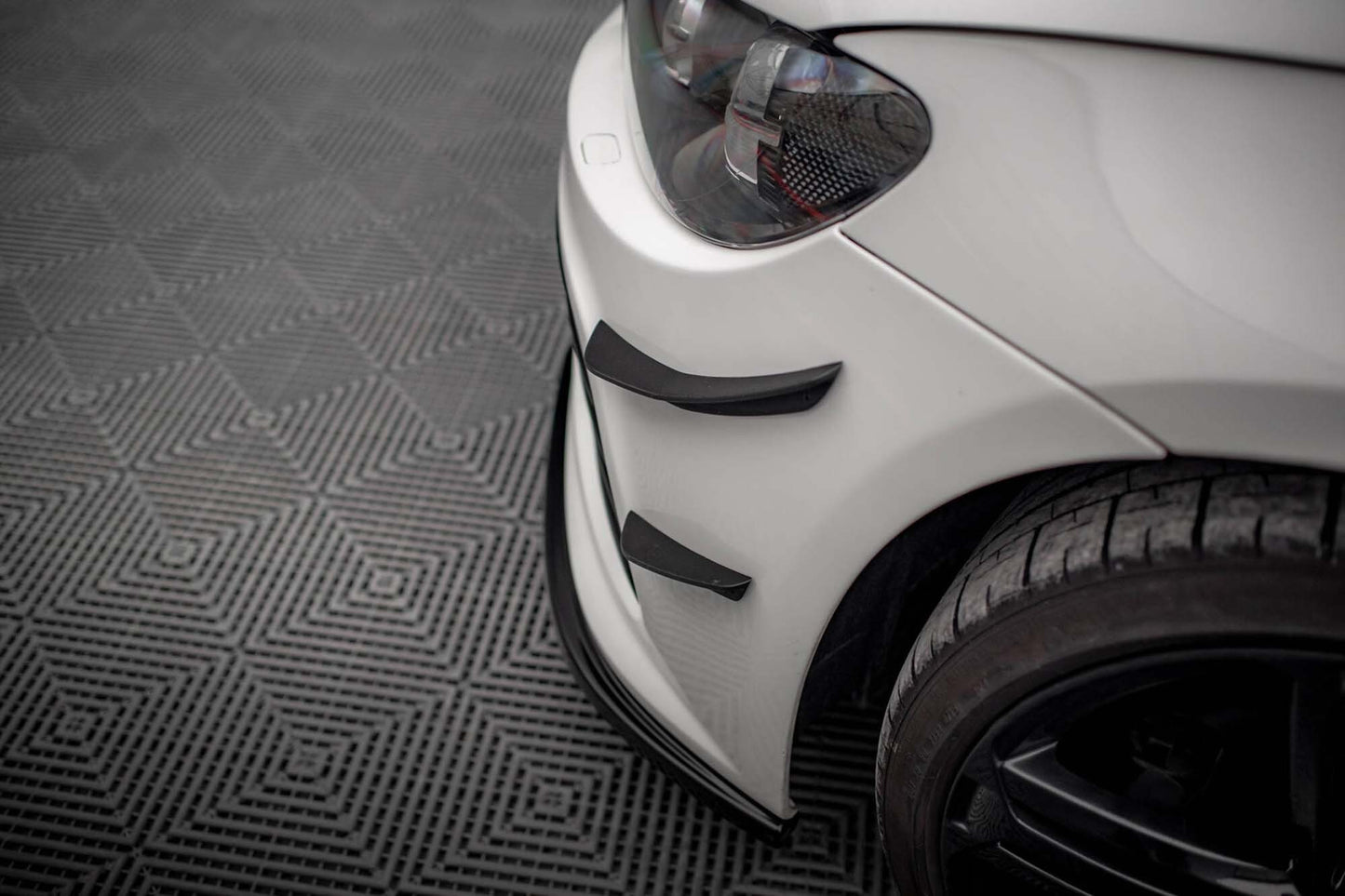 Praguri laterale Maxton Design pentru bara față a Volkswagen Scirocco R 2008-2014, negru mat