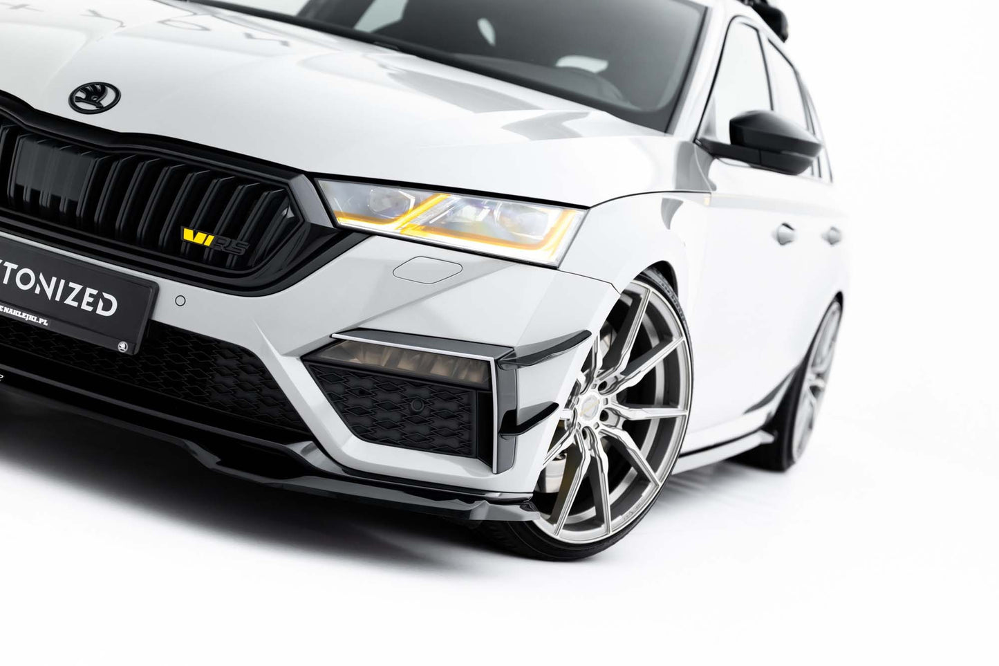 Extensii laterale Maxton Design pentru bara față RS a Skoda Octavia Liftback, break (2020-2024), negru lucios