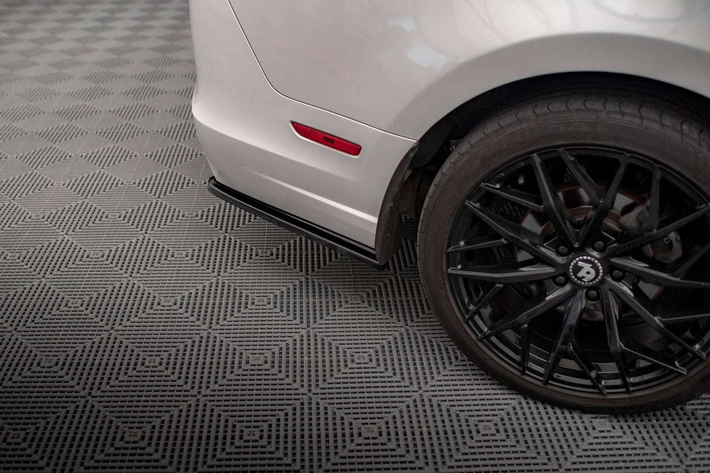 Praguri laterale Maxton Design pentru bara spate a Ford Mustang Mk5 (2009-2014), negru lucios