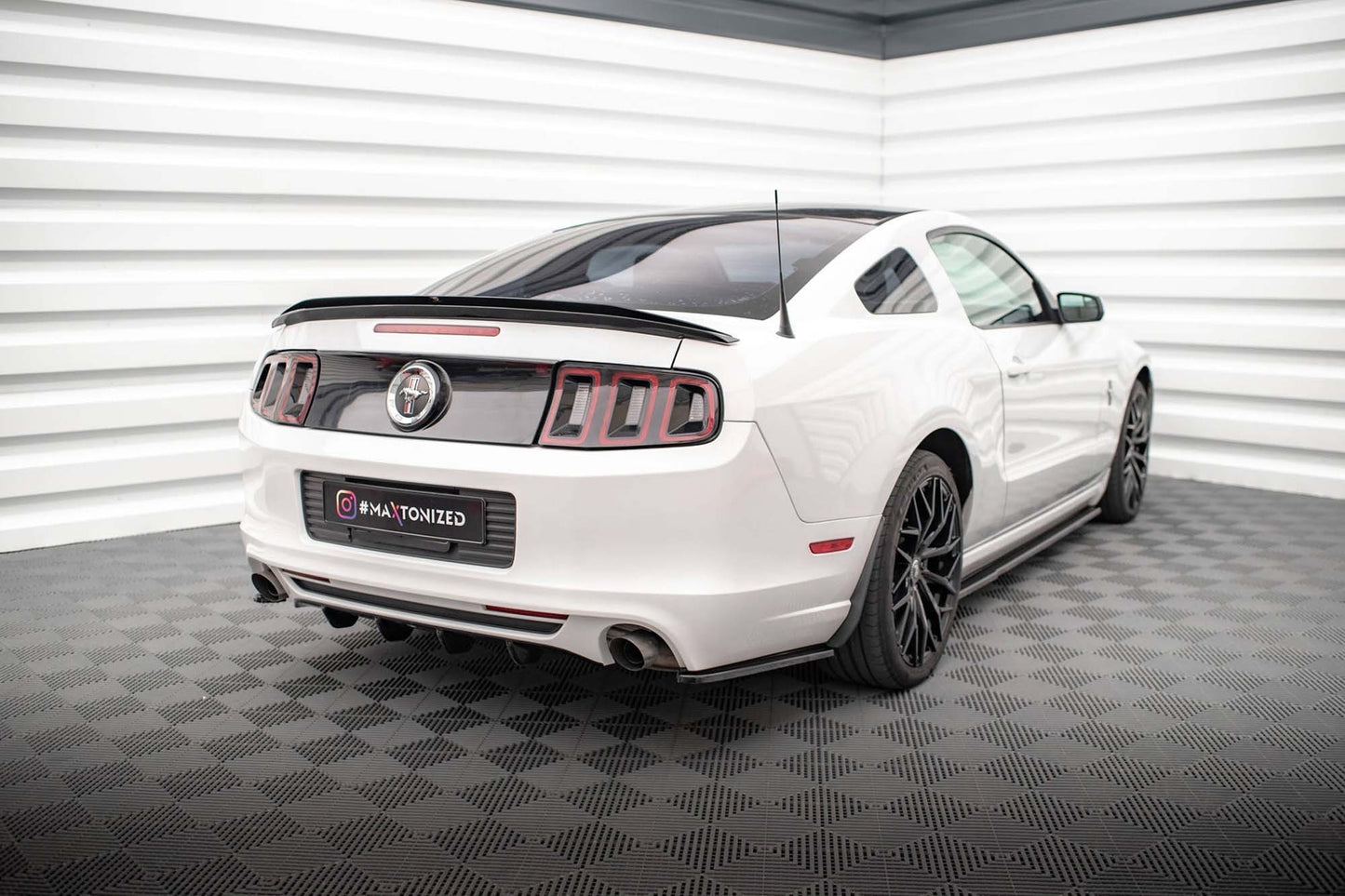 Praguri Maxton Design pentru bara spate a Ford Mustang Mk5 (2009-2014), culoare carbon