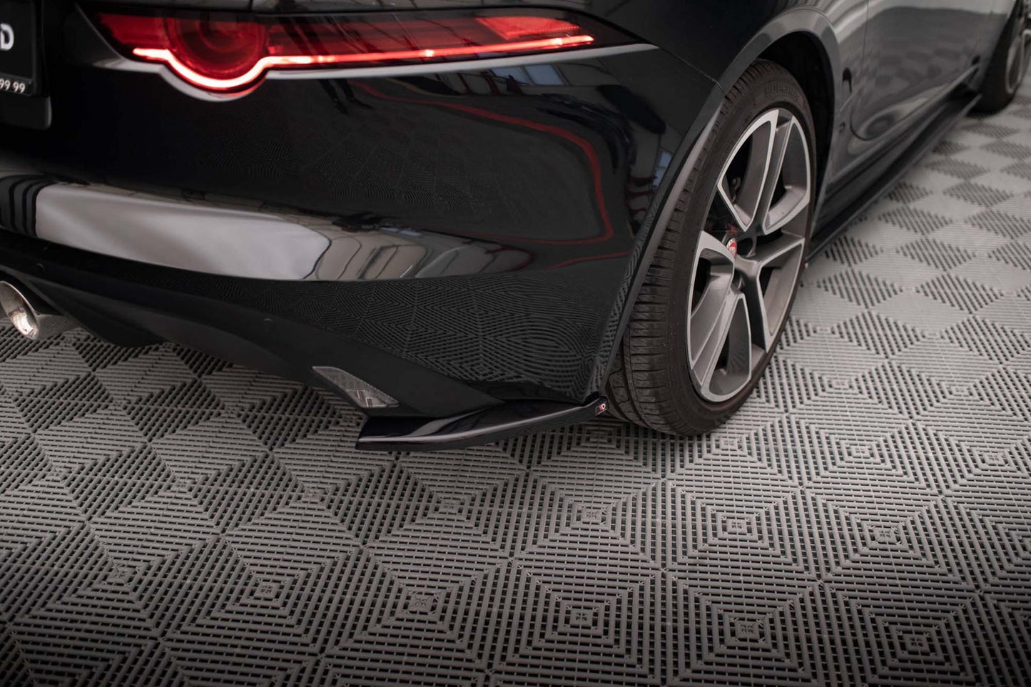 Maxton Design praguri pentru bara spate a Jaguar F-Type Mk1 (2016-2020), culoare carbon