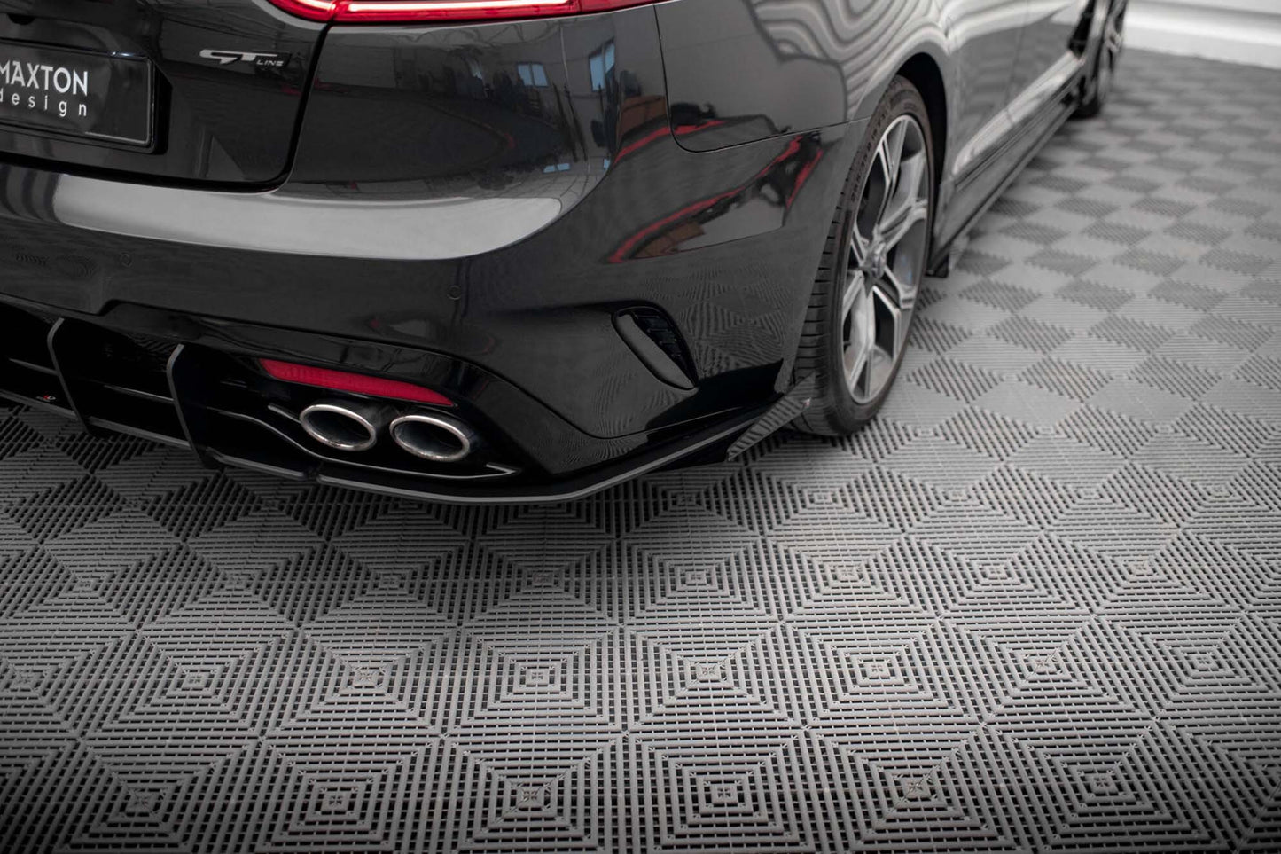 Maxton Design insertii laterale pentru bara spate GT-Line a Kia Stinger (2017-2023), negru lucios