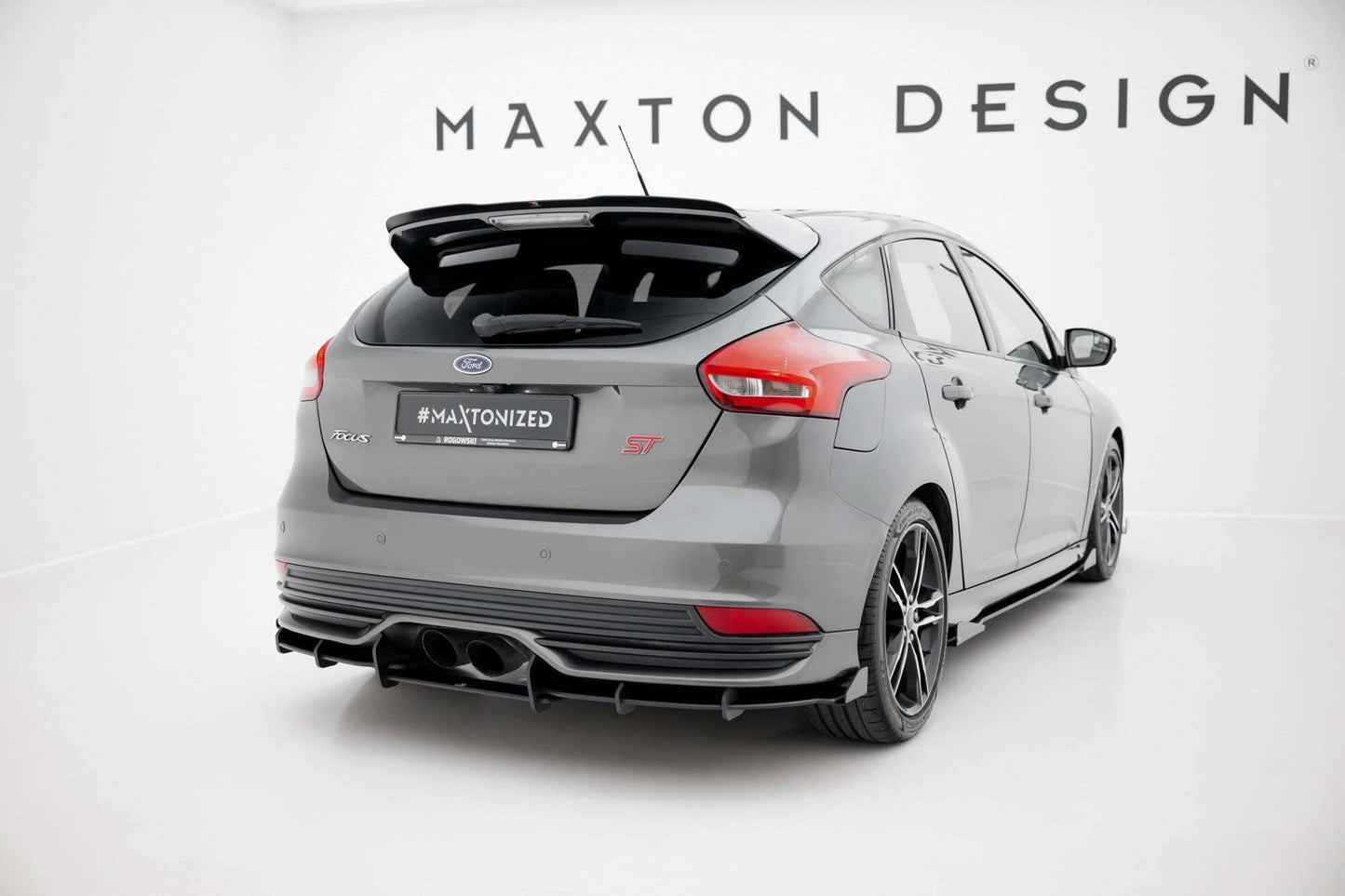 Insertii laterale Maxton Design pentru bara spate ST a Ford Focus (2015-2018), negru lucios
