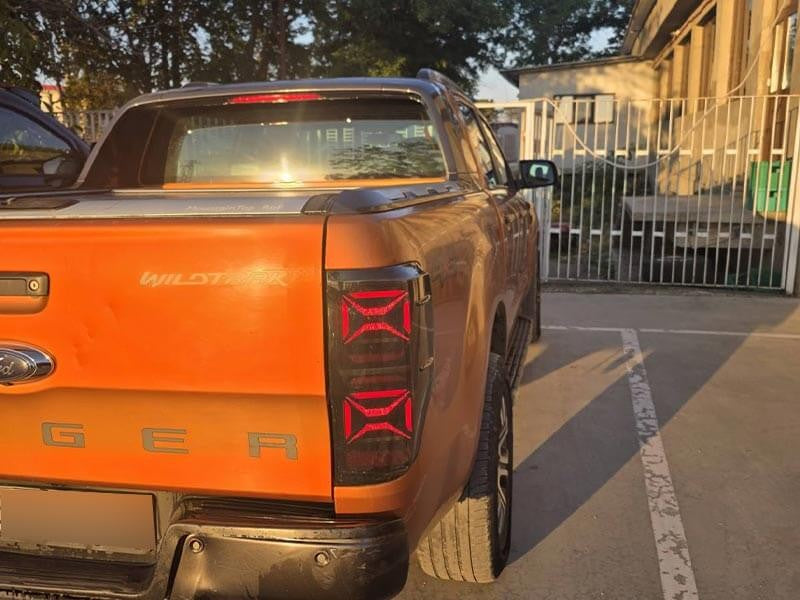 Set stopuri tuning LED pentru Ford Ranger (2011-2018), cu semnalizator dinamic, baza negru-fum, stanga si dreapta